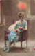 FÊTES ET VOEUX - Bonne Fête - Femme Assise Dans Un Fauteuil Avec Des Fleurs - Colorisé - Carte Postale Ancienne - Other & Unclassified
