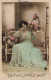 FÊTES ET VOEUX - Heureux Anniversaire - Femme Assise Sur Un Sofa - Colorisé - Carte Postale Ancienne - Anniversaire