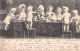 ENFANTS - Bébés Autour D'une Table Pour Le Thé - Tea Time - Carte Postale Ancienne - - Gruppen Von Kindern Und Familien