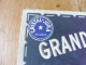 Plaque Publicitaire Relief :  Louis Nachon GRANDS VINS MOUSSEUX DU JURA    Dimension   33x 16cm  (Maison Fondée En 1882) - Placas De Cartón