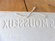 Delcampe - Plaque Publicitaire Relief :  Louis Nachon GRANDS VINS MOUSSEUX DU JURA    Dimension   33x 16cm  (Maison Fondée En 1882) - Placas De Cartón