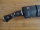 XXème Siècle Ancien Poignard Indien Dit Kukris 33 Cm Lame D'acier Courbée Décorée Et Gravée INDIA Dans Son étui En Cuir - Armes Blanches