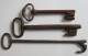 LOT DE TROIS ANCIENNES CLEFS CLES CLEF CLE EN METAL  . 14,5 Cm . 18,5 Cm . 23,5 Cm - Ferronnerie