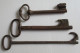 LOT DE TROIS ANCIENNES CLEFS CLES CLEF CLE EN METAL  . 14,5 Cm . 18,5 Cm . 23,5 Cm - Ferronnerie