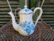 Ancienne Petite Cafetière Emaillée Bombée Décor Fleurs Bleues - Autres & Non Classés