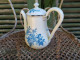 Ancienne Petite Cafetière Emaillée Bombée Décor Fleurs Bleues - Sonstige & Ohne Zuordnung