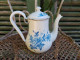 Delcampe - Ancienne Petite Cafetière Emaillée Bombée Décor Fleurs Bleues - Other & Unclassified