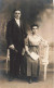 COUPLE - Femme Assise Sur Un Banc Et Tenant Un Papier - Carte Postale Ancienne - Couples