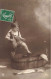 ENFANTS - Avril - Enfants - Portrait - Un Enfant Pêchant Dans Une Bassine - Carte Postale Ancienne - Ritratti