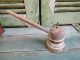 Ancienne Lampe De Mineur Avec Manche En Bois Combustible Carbure Acétylène Arras - Outils Anciens