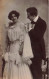 NOCES - Portrait D'un Jeune Couple Marié - Mari Couvrant Sa Femme - Carte Postale  Ancienne - Hochzeiten