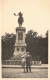 COUPLE - Photographie D'un Couple Près D'un Monument - Carte Postale  Ancienne - Koppels