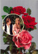 COUPLE - Un Couple Et Des Roses - Un Homme Admirant Sa Compagne -  Colorisé - Carte Postale - Couples