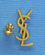 Delcampe - 1 PIN'S //  ** " YVES SAINT LAURENT " GRAND COUTURIER XX ᵉᵐᵉ SIÈCLE ** - Perfume