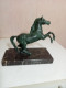 Delcampe - Statuette Cheval En Régule Sur Support Marbre Longueur 18 Cm - Metal