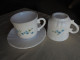 Delcampe - Vintage - 2 Tasses à Thé/chocolat 1 Soucoupe Myosotis Arcopal France - Kopjes