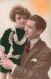 ENFANT - Petite Fille Et Son Père - Homme -  Robe Colorisé - Carte Postale Ancienne - Groupes D'enfants & Familles