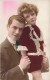 ENFANTS - Petite Fille Avec Son Père - Robe Rouge - Homme - Colorisé - Carte Postale Ancienne - Groepen Kinderen En Familie