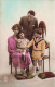 CARTE PHOTO - Photo De Famille - Coussins Sur Le Sol - Colorisé - Carte Postale Ancienne - Photographs