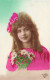 ENFANT - Petite Fille Avec Un Bouquet De Fleurs - Robe Fushia - Colorisé - Carte Postale Ancienne - Autres & Non Classés