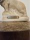 LION EN ALBATRE SOUVENIR DE LA BRIGADE DE ST JEAN DE GONVILLE AIN LONGUEUR 20CM HAUTEUR 17CM POIDS 1.8 KG - Pietre E Marmi