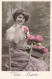 CARTE PHOTO - Une Femme Avec Un Panier De Roses Sur Les Genoux - Vive Marie - Colorisé - Carte Postale Ancienne - Fotografie