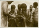 ERITREA - VENDITRICI GALLA CHE CONTEGGIANO I TALLERI /  GALLA SELLERS COUNTING TALLERS - PHOTO MARZANO 1930s (12110) - Eritrea