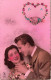 COUPLE - Un Couple Se Tenant La Main - Couronne En Forme De Coeur - Colorisé - Carte Postale Ancienne - Koppels