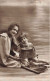 ENFANTS - Portrait - Petite Fille Assise Avec Sa Mère - Carte Postale Ancienne - Ritratti