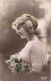 NOCES - Une Jeune Mariée Tenant Un Bouquet - Coiffe En Dentelles - Colorisé - Carte Postale Ancienne - Noces
