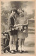 ENFANTS - Fratrie - Un Frère Et Une Sœur Tenant Un Bouquet De Fleurs - Carte Postale Ancienne - Grupo De Niños Y Familias