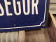 Delcampe - Ancienne Plaque De Rue Emaillée Comtesse De Ségur / Femme De Lettre, Ecrivaine Enamel Sign - House (street) Numbers