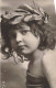 ENFANTS - Portrait - Petite Fille Avec Des Feuilles Dans Les Cheveux - Carte Postale Ancienne - Portraits