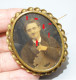 Delcampe - -BROCHE PORTRAIT PHOTO Retouchée HOMME SOURIANT ASSIS TOUR LAITON VITRINE     E - Brooches