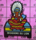 921 Pin's Pins / Beau Et Rare / AUTOMOBILES / PEUGEOT OCCASIONS DU LION CHEF INDIEN GRAND SACHEM - Peugeot