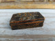 Delcampe - Ancienne Boite à Tabac Laque Relief Chasseurs Bandits - Boites à Tabac Vides