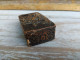 Delcampe - Ancienne Boite à Tabac Laque Relief Chasseurs Bandits - Tabaksdozen (leeg)