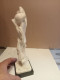 Delcampe - Statuette Ancienne En Marbre Blanc, Signé Faro, Hauteur 28 Cm Sur Support Marbre - Stone & Marble