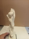 Delcampe - Statuette Ancienne En Marbre Blanc, Signé Faro, Hauteur 28 Cm Sur Support Marbre - Pietre E Marmi