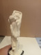 Delcampe - Statuette Ancienne En Marbre Blanc, Signé Faro, Hauteur 28 Cm Sur Support Marbre - Stone & Marble