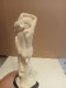 Delcampe - Statuette Ancienne En Marbre Blanc, Signé Faro, Hauteur 28 Cm Sur Support Marbre - Stone & Marble