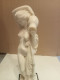 Delcampe - Statuette Ancienne En Marbre Blanc, Signé Faro, Hauteur 28 Cm Sur Support Marbre - Stein & Marmor