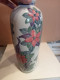 Vase Ancien En Porcelaine Hauteur 32 Cm Diamètre 13 Cm - Vazen