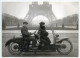 Photographie,format Agrandi écrite En 2012. LA JUMELLA  Ancienne Moto Biplace Au Champ-de Mars.conçu à Paris époque 1922 - Coches