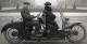 Photographie,format Agrandi écrite En 2012. LA JUMELLA  Ancienne Moto Biplace Au Champ-de Mars.conçu à Paris époque 1922 - Coches