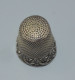 Delcampe - -ANCIEN Dé A COUDRE ARGENT MASSIF Poinçon Charançon COLLECTION COUTURE BRODER     E - Thimbles