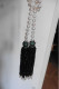 Delcampe - Collier écharpe Style Art Deco Perles D'eau Douce Blanc Nacré Têtes De Panthère Pompons Noirs - Colliers/Chaînes