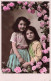 ENFANTS - Petites Filles Se Câlinant Et Entourées De Fleurs Roses - Colorisé - Carte Postale Ancienne - Otros & Sin Clasificación