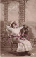 FÊTES - VŒUX - Pensez à Moi - Femme Assise - Colorisé - Carte Postale Ancienne - Autres & Non Classés