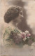 CARTE PHOTO - Profil D'une Femme Tenant Un Bouquet De Roses - Colorisé - Carte Postale Ancienne - Photographs